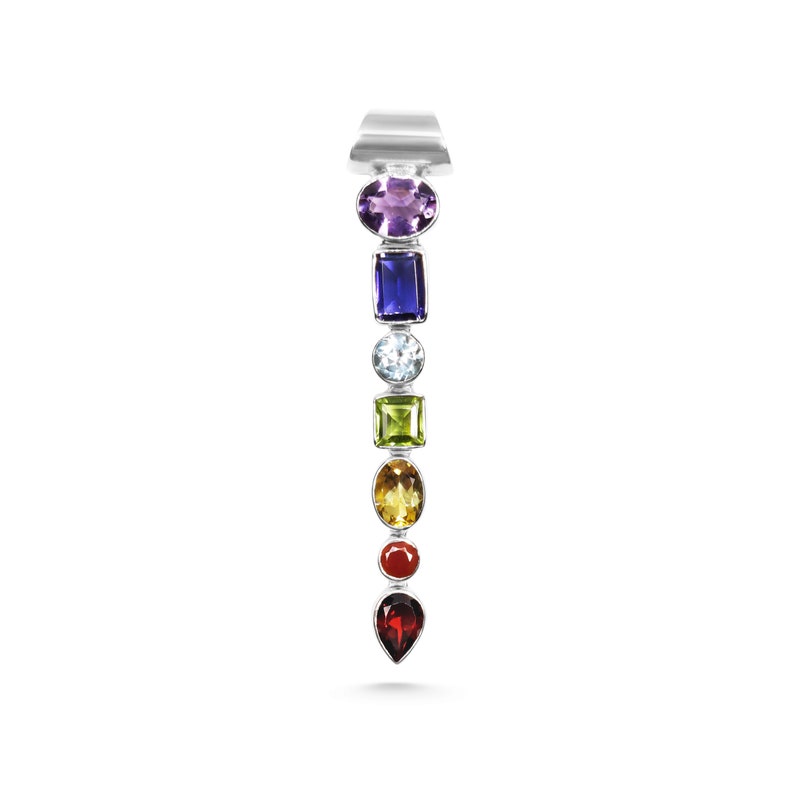 Puede incluir: Un colgante de plata con siete piedras preciosas en una secuencia de colores arco&iacute;ris: amatista, zafiro, aguamarina, peridoto, citrino, cornalina y granate.
