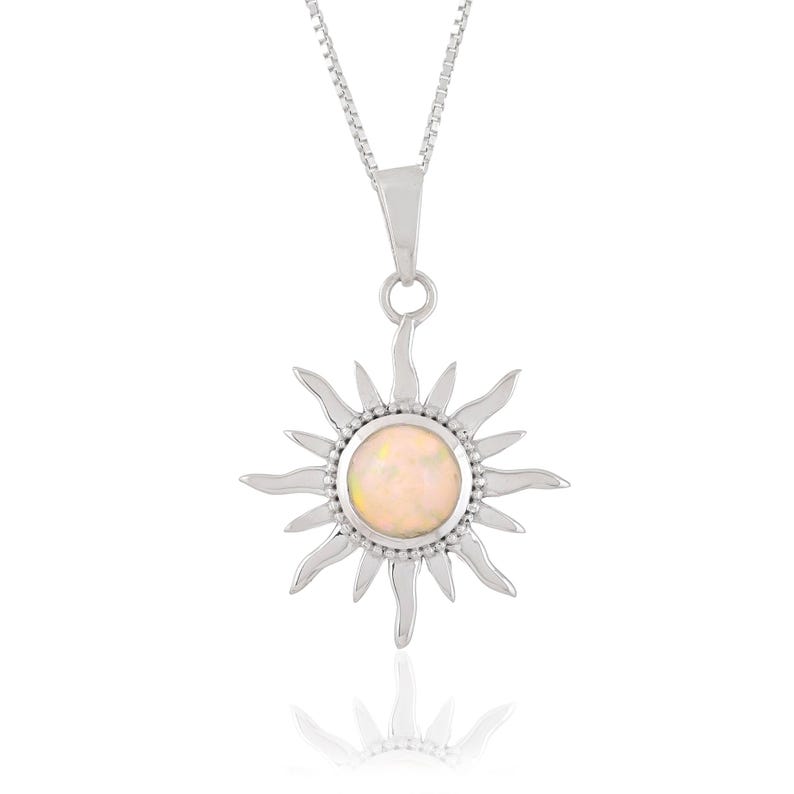 Op de afbeelding: Een zilveren ketting met een zon hanger met een witte opaal edelsteen.