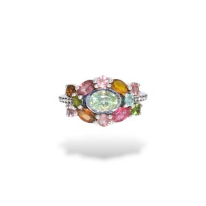 K&ouml;nnte beinhalten: Ein silberner Ring mit einem Cluster aus bunten Edelsteinen, darunter rosa, gr&uuml;n, braun und gelb.