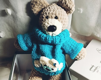 Un osito de peluche único con un suéter como juguete Amigurumi para su hijo. Un peluche sensorial para un sueño reparador. / Colección Abrázame