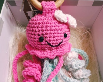 CROCHET MEDUZA RATLE para bebés en preciosos tonos rosados perfectos para estimular al bebé / Colección Hug Me