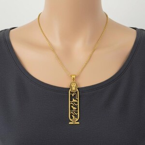 Naszyjnik z kartuszem Anubisa ze srebra próby 925 – biżuteria z egipskimi hieroglifami