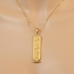 Naszyjnik z egipskim kartuszem ze srebra próby 925 – spersonalizowany wisiorek z hieroglifami