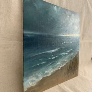 Peinture originale de paysage marin à l'huile, peinture de plage orageuse, huile sur toile 8 x 8, paysage marin de mauvaise humeur, peinture nuageuse sombre, peinture de mauvaise humeur de l'océan image 3