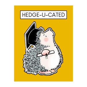 グラフィック ヘッジホッグ グリーティング カード（封筒付き） - 内側は空白 - ノートカード - 卒業カード - 「hedge-u-cated」 - 卒業キャップ - 学位
