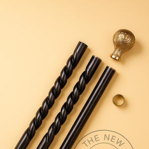 Puede incluir: Un surtido de piezas de bastón negro, que incluye dos cañas retorcidas, una caña recta, un mango decorativo dorado y un anillo dorado. El logotipo de The New Antique Gifts es visible.