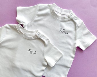 Camiseta personalizada para bebé con bordado en el pecho izquierdo y nombre pequeño / Regalo personalizado para niños