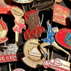 1000&#39;s vintage pins. Metal Advertising Pins from the 1960s. No tin and plastic pins, only metal pins, including better ones.