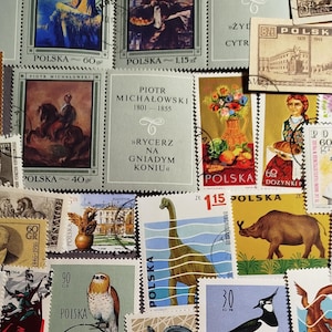 以下が含まれることがあります： さまざまなデザインのヴィンテージポーランド切手のコレクション。肖像画、動物、風景などがあります。切手は色とサイズが異なり、一部は消印で消印されています。