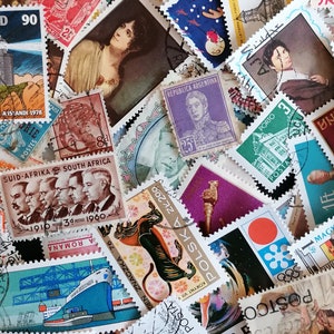 Puede incluir: Una colecci&oacute;n de sellos postales coloridos de todo el mundo. Los sellos presentan una variedad de dise&ntilde;os, que incluyen animales, personas y monumentos. Algunos de los sellos son antiguos y se han utilizado, mientras que otros son nuevos y no utilizados.