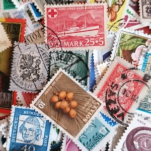 Puede incluir: Una colecci&oacute;n de sellos postales antiguos de todo el mundo. Los sellos presentan una variedad de dise&ntilde;os, que incluyen animales, banderas y paisajes. Algunos de los sellos son a color, mientras que otros son en blanco y negro. Los sellos est&aacute;n dispuestos en un patr&oacute;n aleatorio.
