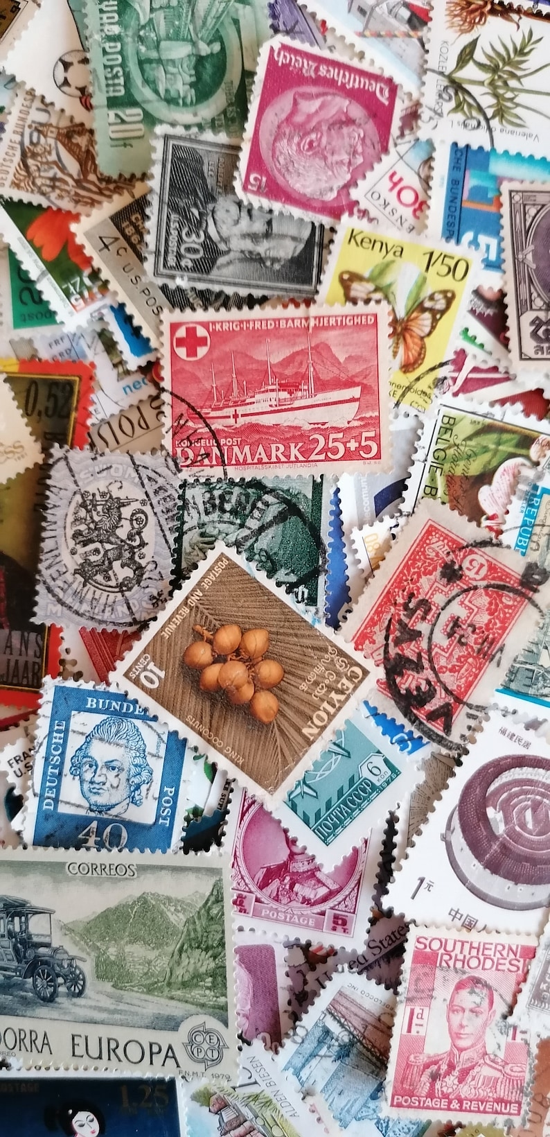 Puede incluir: Una colecci&oacute;n de sellos postales antiguos de todo el mundo. Los sellos presentan una variedad de dise&ntilde;os, que incluyen animales, banderas y paisajes. Algunos de los sellos son a color, mientras que otros son en blanco y negro. Los sellos est&aacute;n dispuestos en un patr&oacute;n aleatorio.