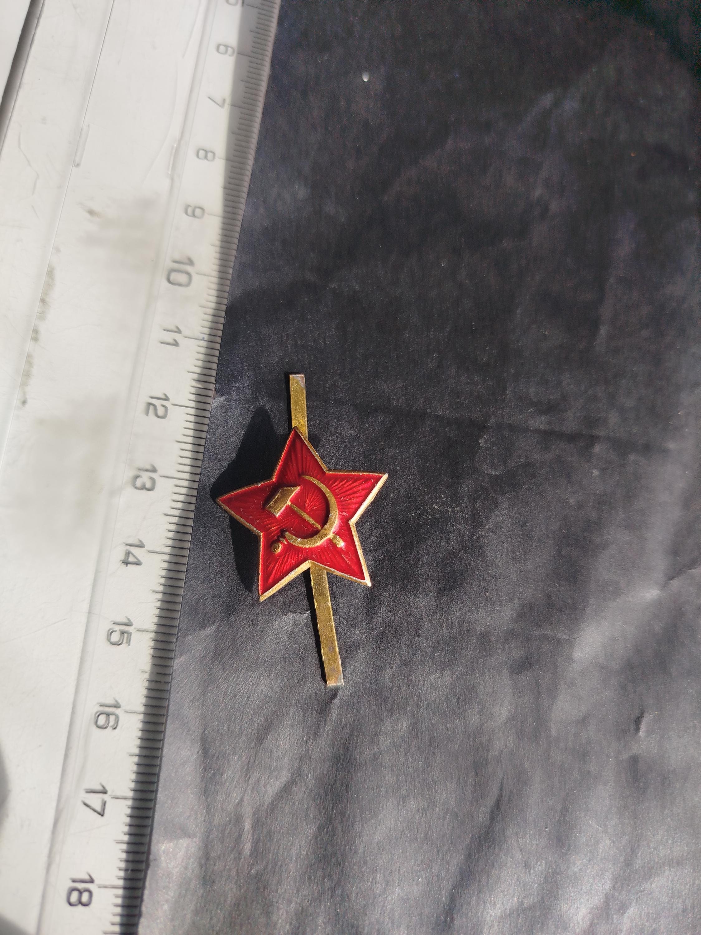 LOT de 4 insignes de la période soviétique en métal et émail