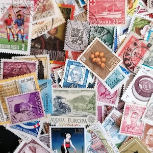 Puede incluir: Una colecci&oacute;n de sellos postales coloridos de todo el mundo. Los sellos presentan varios dise&ntilde;os, incluyendo animales, paisajes y figuras hist&oacute;ricas. Algunos de los sellos son de pa&iacute;ses como Mongolia, Kenia e Islandia.