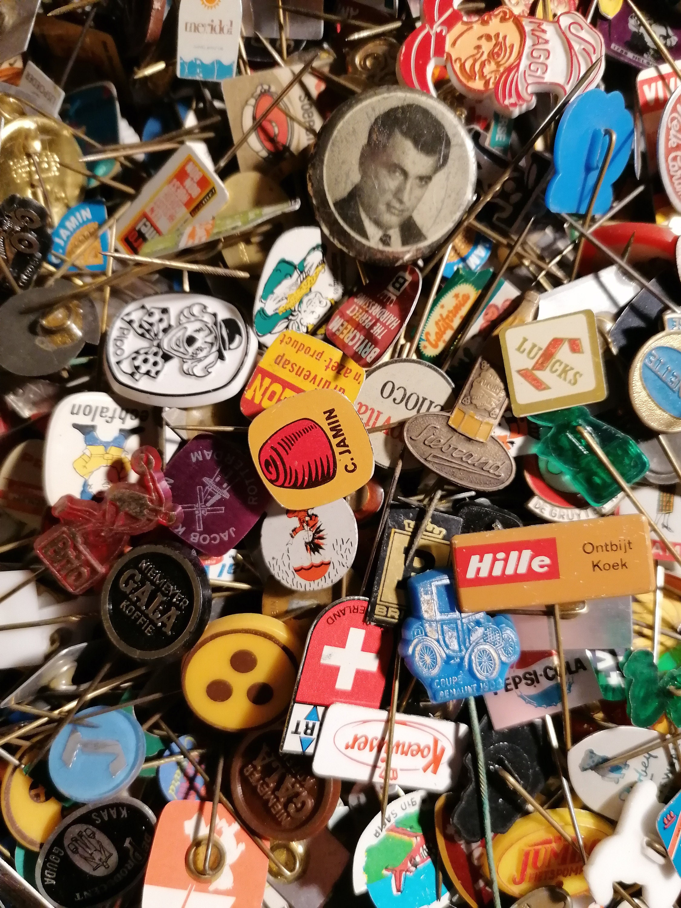 Pin's Publicitaire Vintage - Badge émaillé Ancien Pour Collectionneur - Modèle Rétro