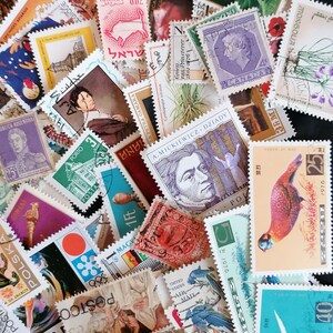 Puede incluir: Una colecci&oacute;n de sellos postales antiguos de todo el mundo. Los sellos presentan una variedad de dise&ntilde;os, que incluyen animales, personas y paisajes. Algunos de los sellos son a color, mientras que otros son en blanco y negro. Los sellos est&aacute;n dispuestos en un patr&oacute;n aleatorio.