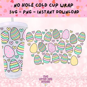 Könnte beinhalten: Ein digitaler Download für eine kalte Becherhülle mit einem Muster aus pastellfarbenen Ostereiern mit Herzen auf rosa Hintergrund. Der Text "NO HOLE COLD CUP WRAP" und "SVG - PNG - INSTANT DOWNLOAD" befindet sich oben im Bild. Der Text "The Little Egg Studio" befindet sich unten im Bild.