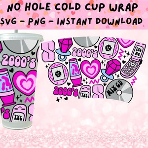 Könnte beinhalten: Ein druckbares Design für eine kalte Becherhülle mit einem 2000er-Jahre-Thema in den Farben Pink, Grau und Schwarz. Das Design enthält Bilder eines Herzens, eines Rings, einer Lavalampe, eines Handys, einer Spielkonsole und einer CD. Der Text "2000's" und "Mix CD" ist im Design enthalten.