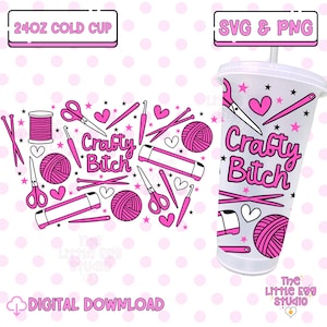 Può includere: Un design di download digitale per un bicchiere freddo da 24 once con un design rosa e nero con il testo "Crafty Bitch" e immagini di filato, forbici, aghi e altri materiali per l'artigianato.