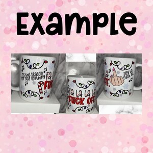 Peut inclure: Trois tasses en c&eacute;ramique blanche avec des motifs sur le th&egrave;me de No&euml;l. La premi&egrave;re tasse a le texte "Tis the season for self loathing Fa La La Fuck Off". La deuxi&egrave;me tasse a le texte "Fa La La La La Fuck Off". La troisi&egrave;me tasse a le texte "Joy to the Fuck All" avec un emoji de doigt d'honneur.