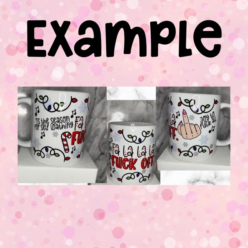 Peut inclure: Trois tasses en c&eacute;ramique blanche avec des motifs sur le th&egrave;me de No&euml;l. La premi&egrave;re tasse a le texte "Tis the season for self loathing Fa La La Fuck Off". La deuxi&egrave;me tasse a le texte "Fa La La La La Fuck Off". La troisi&egrave;me tasse a le texte "Joy to the Fuck All" avec un emoji de doigt d'honneur.