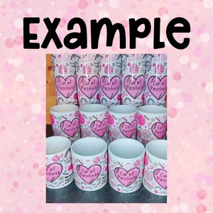 Peut inclure: Une collection de tasses en c&eacute;ramique blanche avec des c&oelig;urs roses et le texte "Cup of Positivity" dessus. Les tasses sont dispos&eacute;es en forme de pyramide sur un fond rose.
