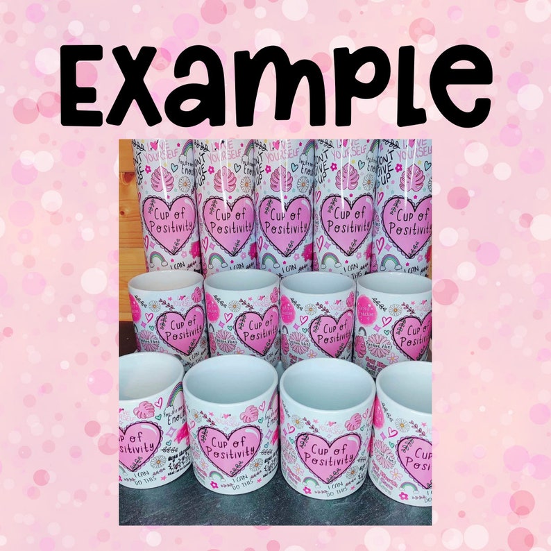 Peut inclure: Une collection de tasses en c&eacute;ramique blanche avec des c&oelig;urs roses et le texte "Cup of Positivity" dessus. Les tasses sont dispos&eacute;es en forme de pyramide sur un fond rose.