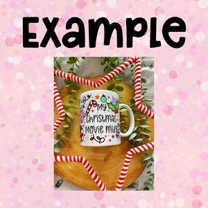 Pu&ograve; includere: Tazza in ceramica bianca a tema film natalizio. La tazza presenta una canna di zucchero rossa e bianca, un ramo di agrifoglio verde, una scatola regalo rossa e bianca, un ornamento verde e blu e il testo "My Christmas Movie Mug".