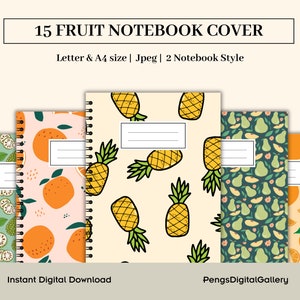 Op de afbeelding: Een verzameling spiraalgebonden notitieboekjes met kleurrijke fruitontwerpen. De covers tonen patronen van sinaasappels, ananassen en peren. De tekst op de afbeelding luidt "15 FRUIT NOTEBOOK COVER", "Letter & A4 size" en "Instant Digital Download".