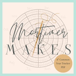 Può includere: Un PDF di tracciamento annuale comune di 8" stampabile con un cerchio diviso in mesi e giorni numerati. Il centro del cerchio contiene il testo "Mortimer Makes" e un ago e filo stilizzati.