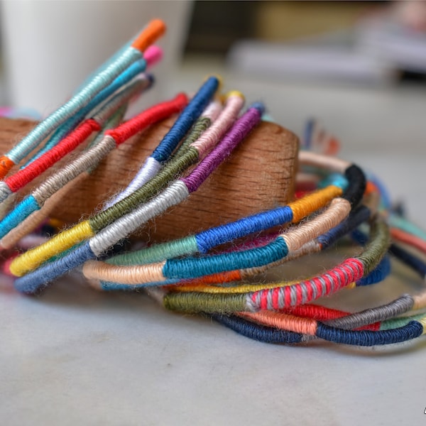 Handgewebte Baumwolle Freundschaftsarmbänder oder Fußkettchen, Wickelarmband, Boho-Stil, Makramee, Geschenke, Sommerarmband, Glücksarmbänder