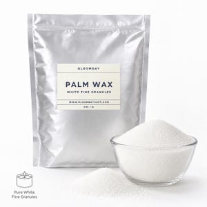 Könnte beinhalten: Ein silberner Beutel mit BLOOMBAY Palmwachs mit feinen weißen Granulaten, eine Glasschale und ein kleiner Wachshaufen. Auf dem Etikett des Beutels steht "PALM WAX" und "WHITE FINE GRANULES". Das Nettogewicht beträgt 454 Gramm. Unten links ist ein Kerzen-Symbol.