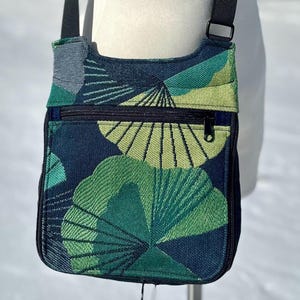 Bolso bandolera brillante / Estampado de nenúfares en azul y lima / Bolso de mano de tela tapizada / Monedero de viaje con forro seguro / Cartera pequeña