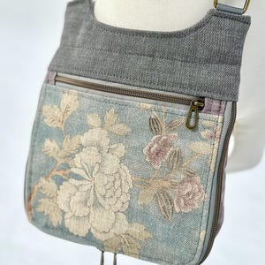 Bolso bandolera brillante / Estampado de rosas azules sobre lino / Bolso de mano de tela tapizada / Monedero de viaje forrado / Cartera pequeña / Bolso tipo mensajero