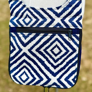 Bolso bandolera brillante / Estampado geométrico cuadrado azul marino y crema / Bolso de mano de tela tapizada / Monedero de viaje forrado / Cartera pequeña / Concéntrico