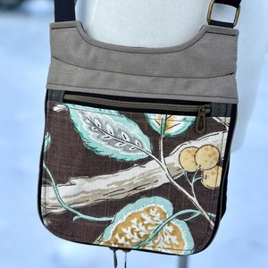 Bolso bandolera brillante / Estampado floral de lino marrón y verde / Bolso de mano de tela tapizada / Monedero de viaje forrado / Cartera pequeña / Bolso de los años 50