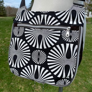 Bolso bandolera Vera / Bolso de tela utilitario con remolinos circulares en blanco y negro / Bolso de seguridad completamente forrado / Cartera de viaje / Bolso mensajero hecho a mano