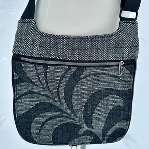 Bolso bandolera Vera / Bolso de tela con hojas decorativas negras / Bolso de tela tapizada / Bolso de seguridad completamente forrado / Cartera de viaje / Bolso mensajero hecho a mano