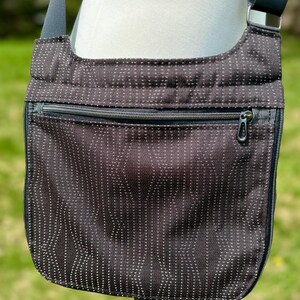 Bolso bandolera Vera / Bolso de mano de tela tapizada con cabeza de clavo negra / Bolso de tela / Bolso de mano seguro / Bolso de viaje / Bolso tipo mensajero / Negro básico