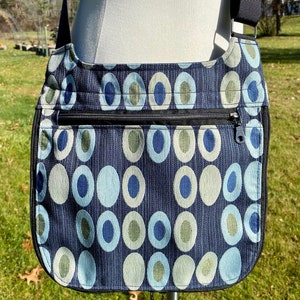 Bolso bandolera Vera / Estampado ovalado azul / Bolso de tela tapizada / Bolso de seguridad completamente forrado / Cartera de viaje / Bolso mensajero hecho a mano