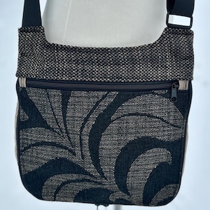 Bolso bandolera Vera / Bolso de tela con hojas decorativas en marrón / Bolso de tela para tapicería / Bolso de seguridad completamente forrado / Cartera de viaje / Bolso mensajero hecho a mano
