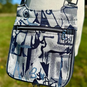 Bolso bandolera brillante / Estampado de grafiti en azul y blanco / Bolso de mano de tela tapizada / Monedero seguro con forro / Cartera de viaje / Bolso bandolera moderno