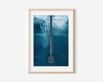Impresión aérea de un muelle oceánico, arte mural costero azul (descarga digital)