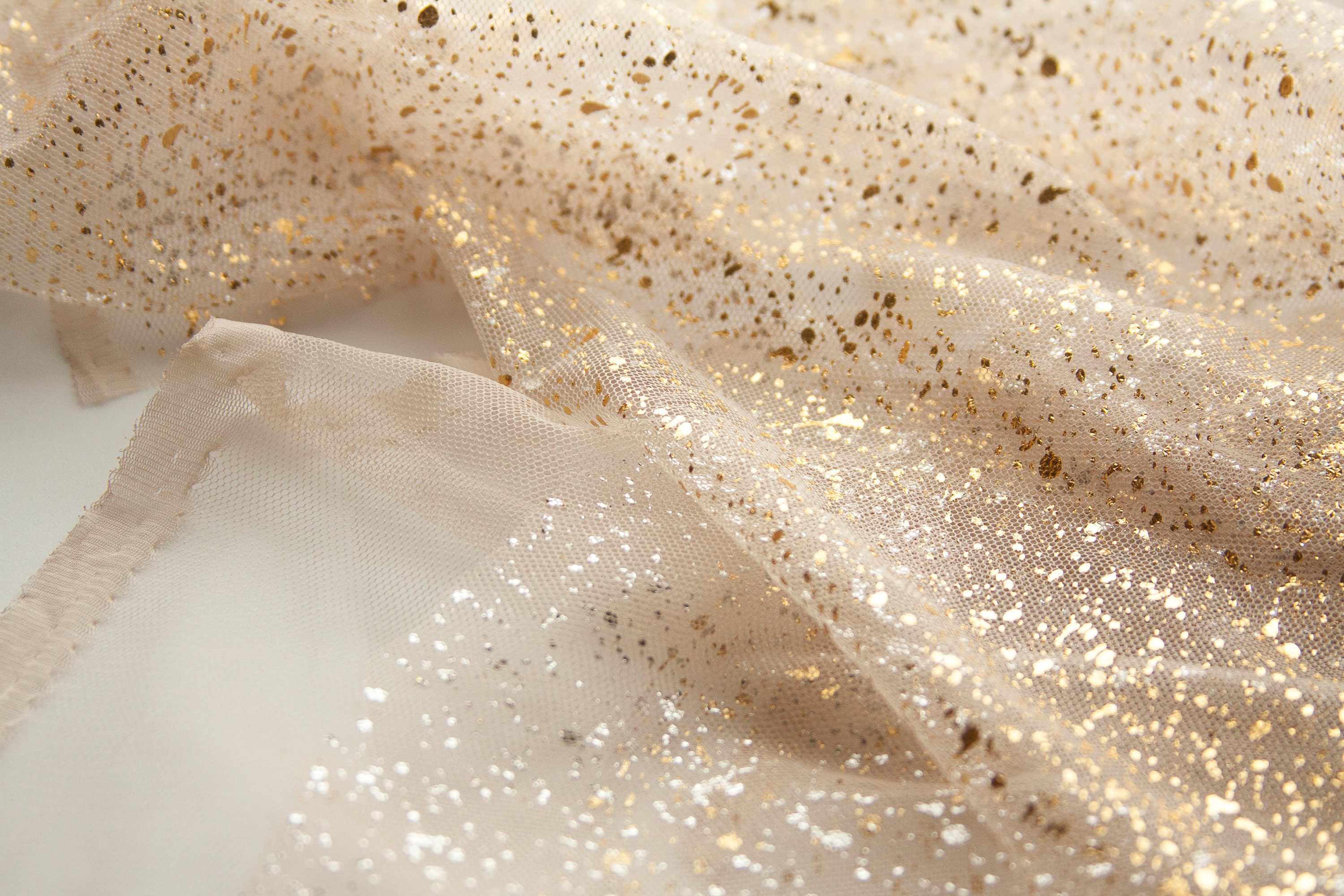 HAVII 60 x 8 Yards Gold Glitter Tulle Fabric Rolls Sequin Sheer Fabric for  Bridal Veil Wedding Arch Backdrop Decor Tutu Skirts DIY Sewing Craft