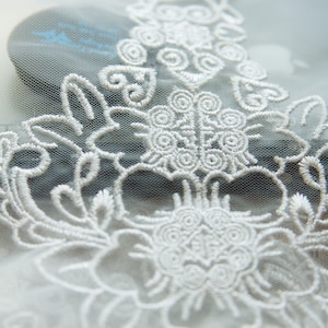 witte bloemenappliqué, bloemenborduurwerk, op Hmong-motief geïnspireerd kant, bloemenkant, polyesterappliqué, delicate kantversieringen