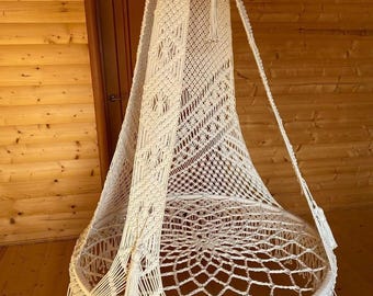 Ręcznie robiony fotel-huśtawka hamakowa z makramy, wystrój domu w stylu boho
