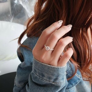 Anillo de ágata blanca: banda ajustable de plata de ley 925