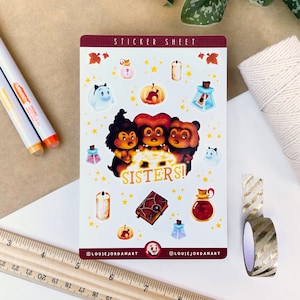 Könnte beinhalten: Eine Sticker-Tafel mit Halloween-Motiv, auf der drei Schwestern als Hexen, ein Kürbis, Sterne, Kerzen und Zaubertränke abgebildet sind. Der Text "SISTERS!" befindet sich in der Mitte der Tafel.