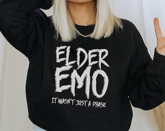 Camiseta de cuello redondo "Emo Mayor". "No fue solo una fase". Unisex. Gildan 18000. Ropa alternativa. Camiseta gótica, emo, divertida, música, punk rock.