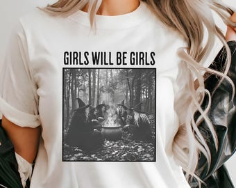 Girls Will Be Girls 魔女風 T シャツ | ヴィンテージ ハロウィン 魔女風 | ユニセックス 半袖 T シャツ | Bella Canvas 3001 | 魔女の会の友達へのギフト